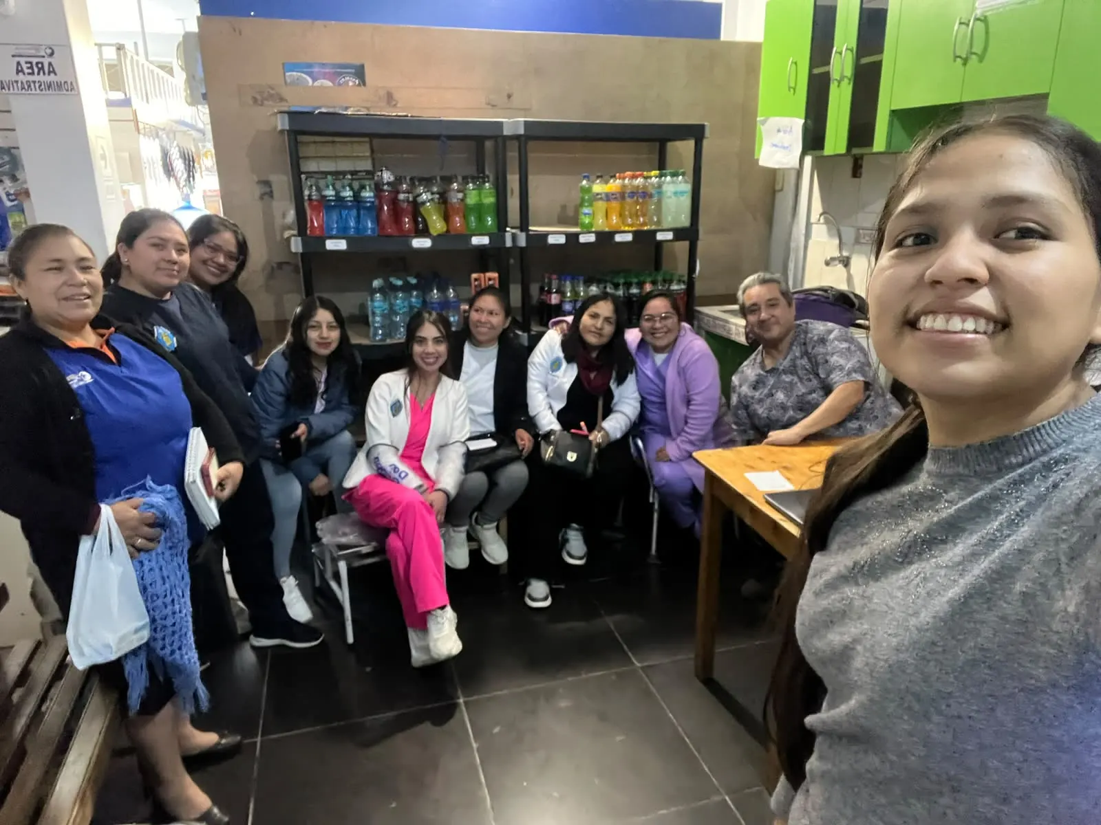 Capacitación del equipo MEDEX al personal de una botica