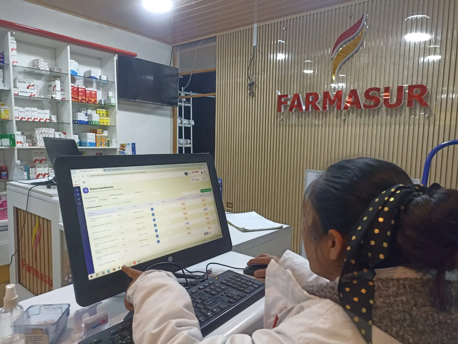 Personal de Farmasur registrando una transferencia en MEDEX